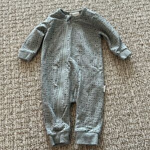 The coziest outfit for baby! Such soft material. Great condition! Like new!